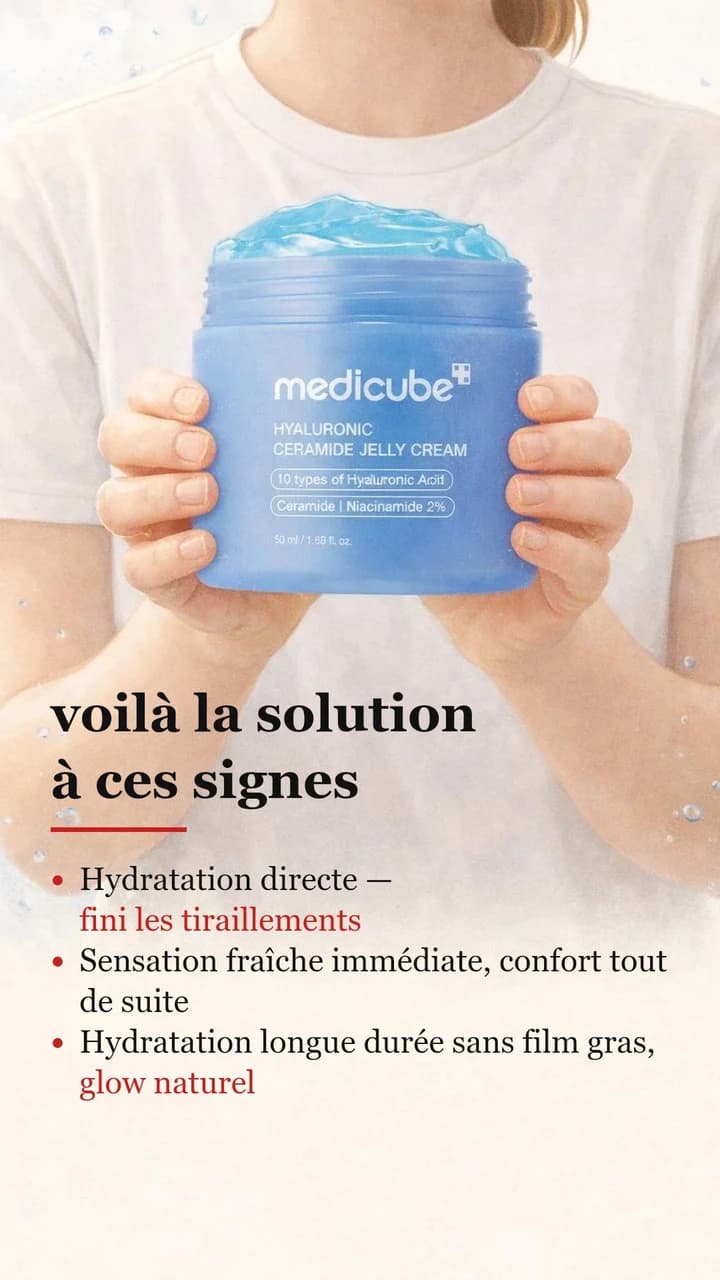 Crème medicube bleue tenue dans les mains, présentation du soin.
